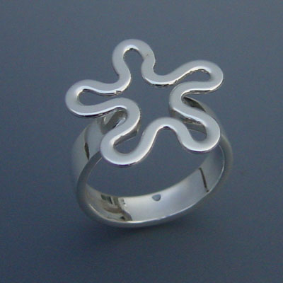 R.016: Zilveren ring van serie: bloem
