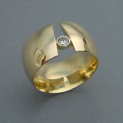 Diverse sieraden zijn vermaakt tot één ring waarin de diamant opnieuw is verwerkt.