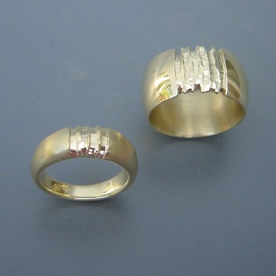 Gouden ringen met freesstruktuur.