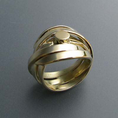 Asring. Diversen sieraden omgesmolten tot 1 ring. In het midden is een element met daarin as van een dierbare.
