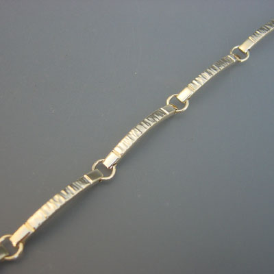 Gouden armband met hamerslag-struktuur.