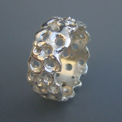 R.017: Zilveren ring met gaatjes struktuur.