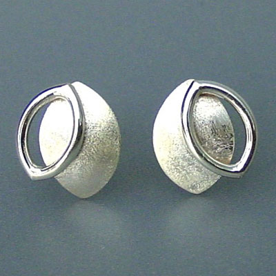 E.705: Zilveren oorbellen.