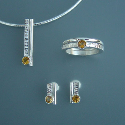 E.701(oorbellen) / C. 401(collier) / R.008(ring): Zilveren set met citrien.
