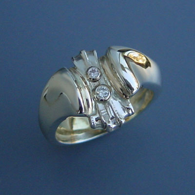 Diverse sieraden samengesmolten en verwerkt tot een ring.