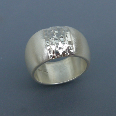 R012: Zilveren ring met struktuur.